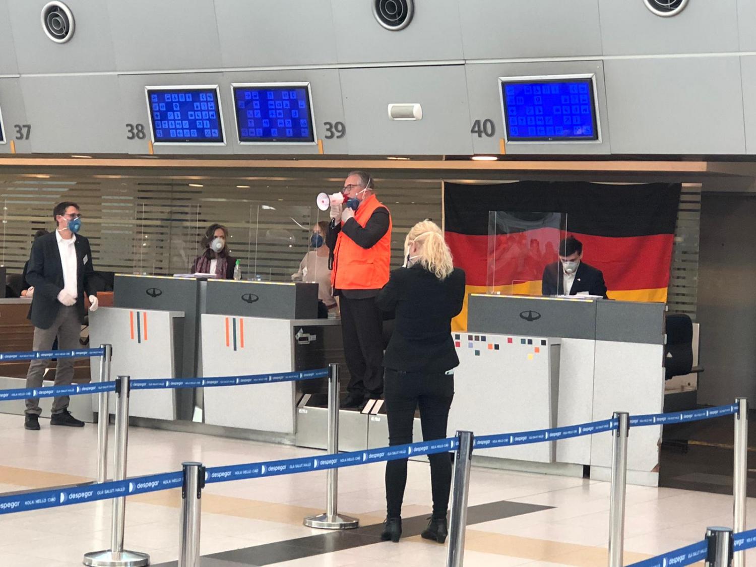 EN EZEIZA. La familia logró llegar al aeropuerto y viajó junto a otros 400 alemanes.