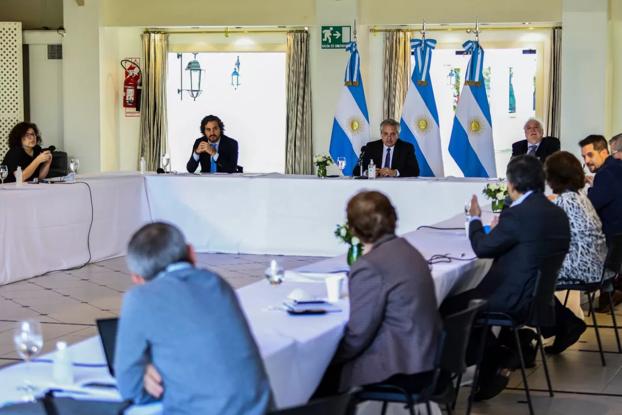 Fernández se reunió con un equipo de especialistas. TÉLAM 