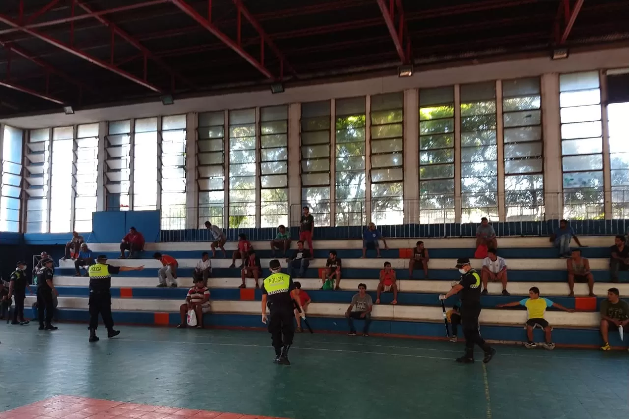 COMPLEJO BELGRANO. Personal de la Policía vigila a los arrestados por violar la cuarentena.