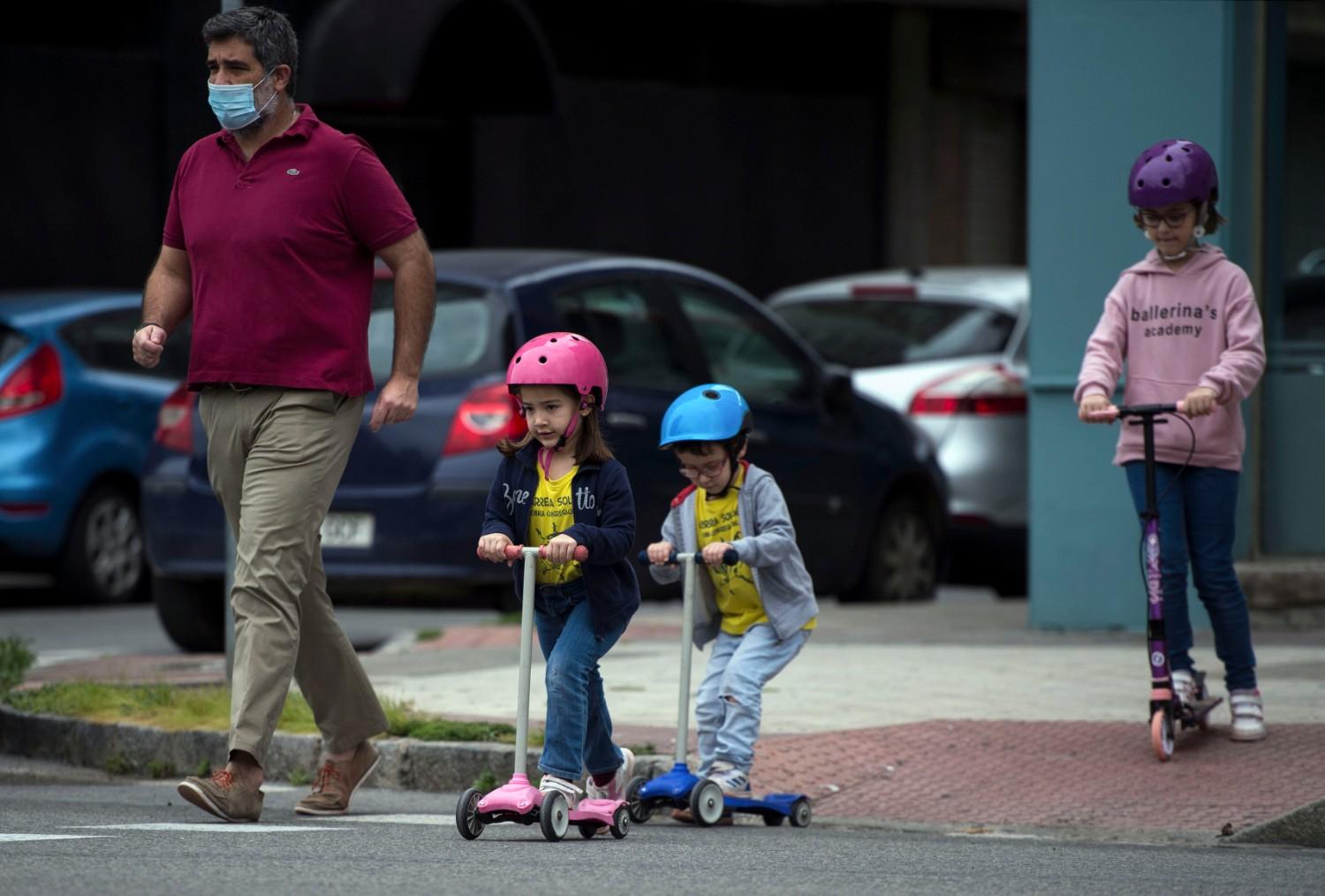 ESPAÑA. Ayer se permitió salir a los niños a dar un paseo.