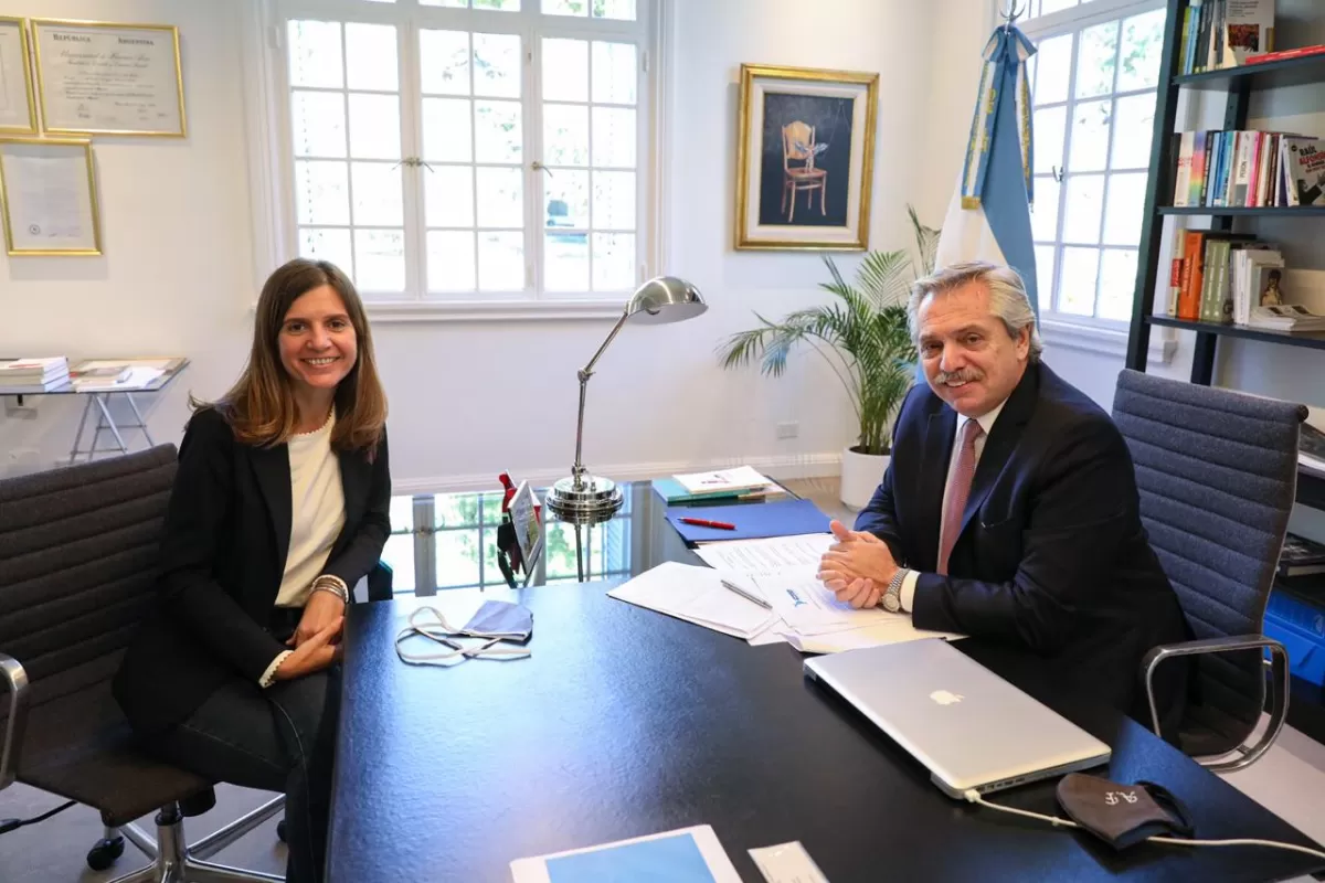 PRIMERA REUNIÓN. El presidente, Alberto Fernández, junto a la nueva titular de la Anses, Fernanda Raverta.