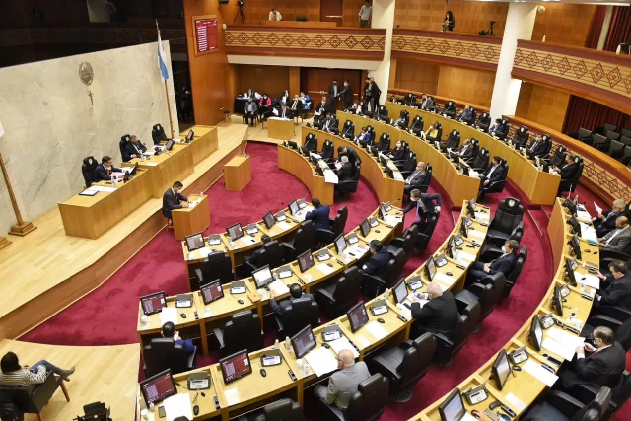 PODER LEGISLATIVO. Los legisladores, en el recinto, en la sesión de hoy.