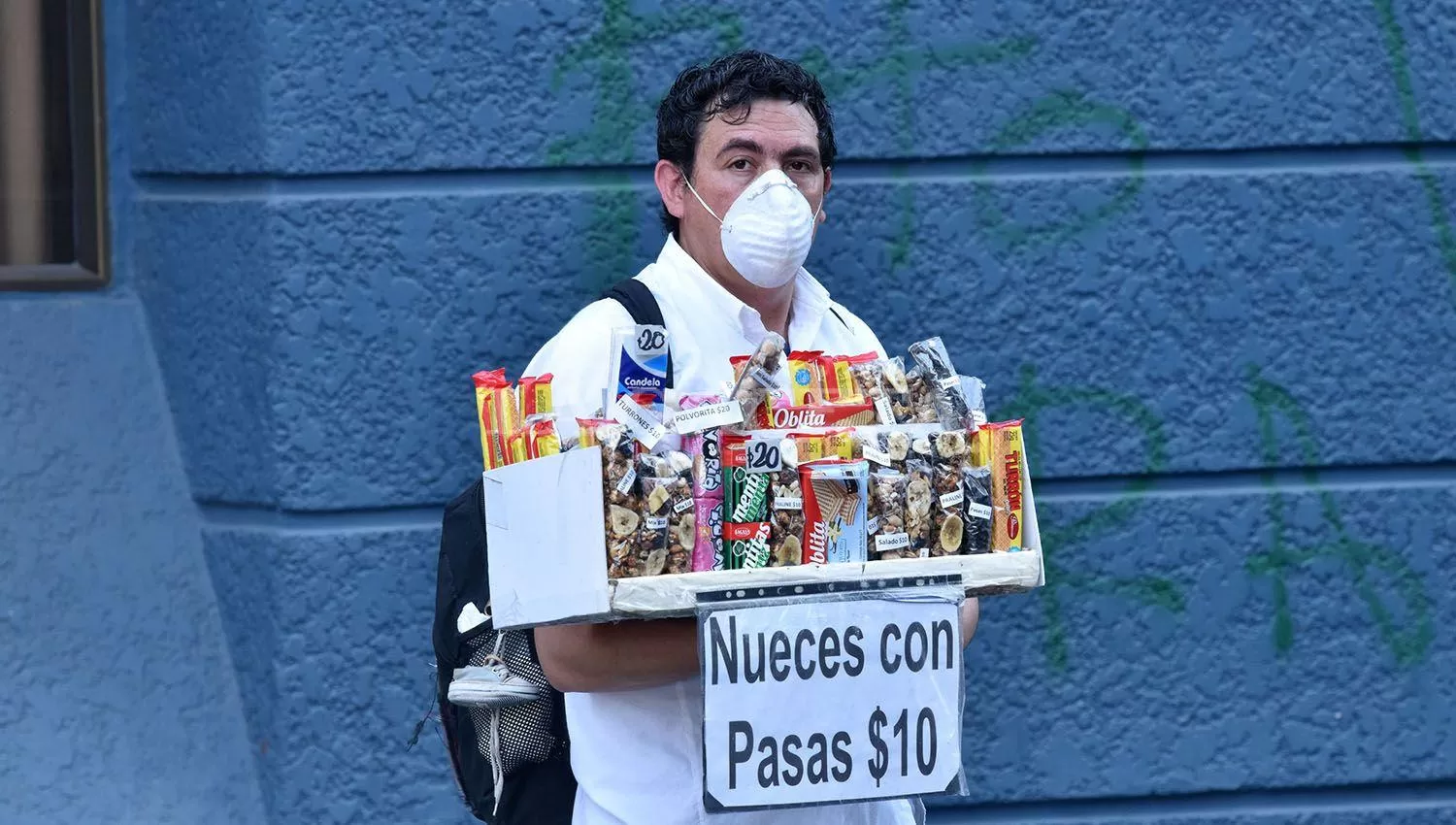 EN LA VÍA PÚBLICA. El uso del tapabocas es obligatorio.