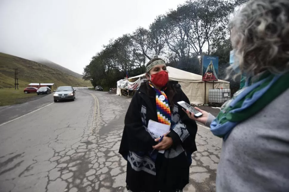 SOLA EN EL KILÓMETRO 48 DE LA RUTA 307. Margarita Mamaní ayer en el punto donde se apostó hace 41 días para controlar el acceso a los Valles. la gaceta / foto de osvaldo ripoll