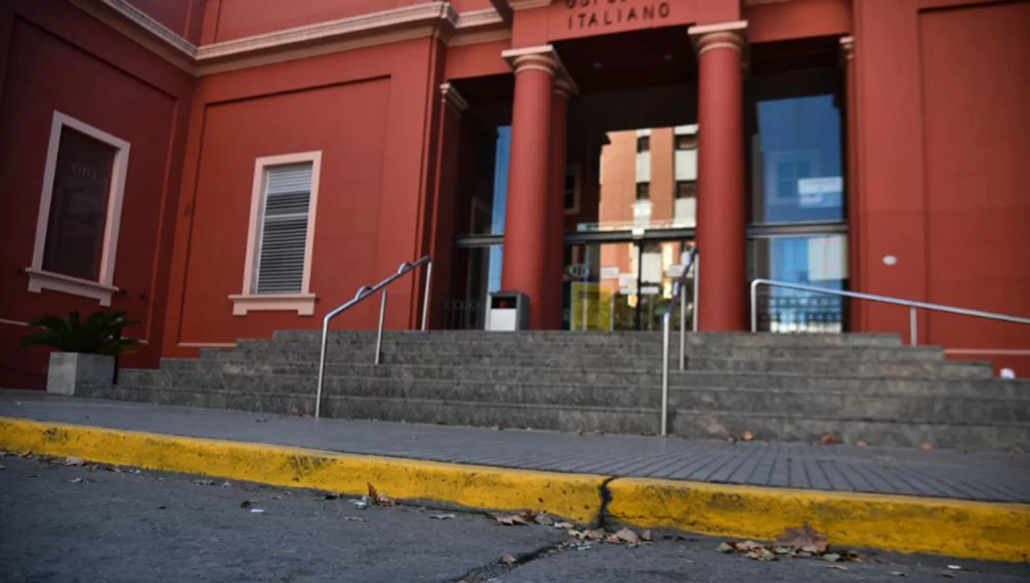 CERRADO. El Hospital Italiano de la capital cordobesa no tomará más internaciones ni atenderá urgencias.