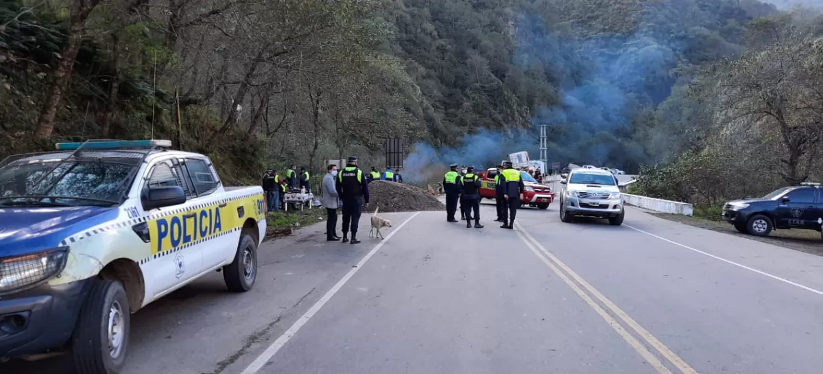 CONTROL POLICIAL. Los uniformados intervinieron en el corte hacia Tafí del Valle. FOTO: Prensa del Ministerio de Seguridad de la Provincia.