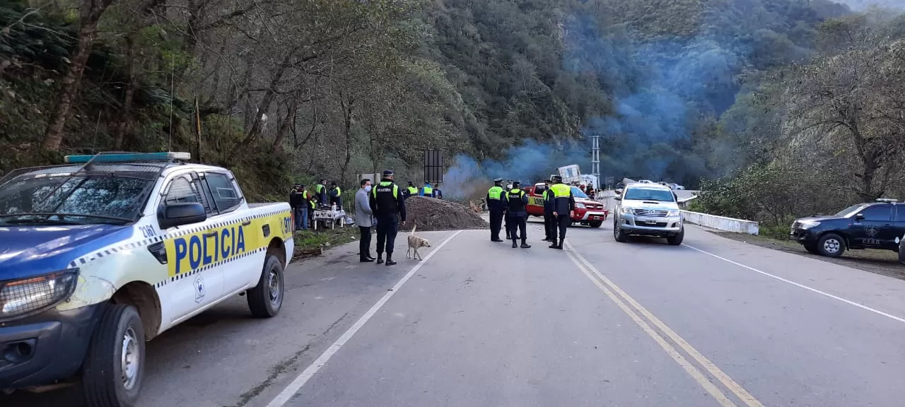 CONTROL POLICIAL. Los uniformados intervinieron en el corte hacia Tafí del Valle. (FOTO: Prensa del Ministerio de Seguridad de la Provincia)