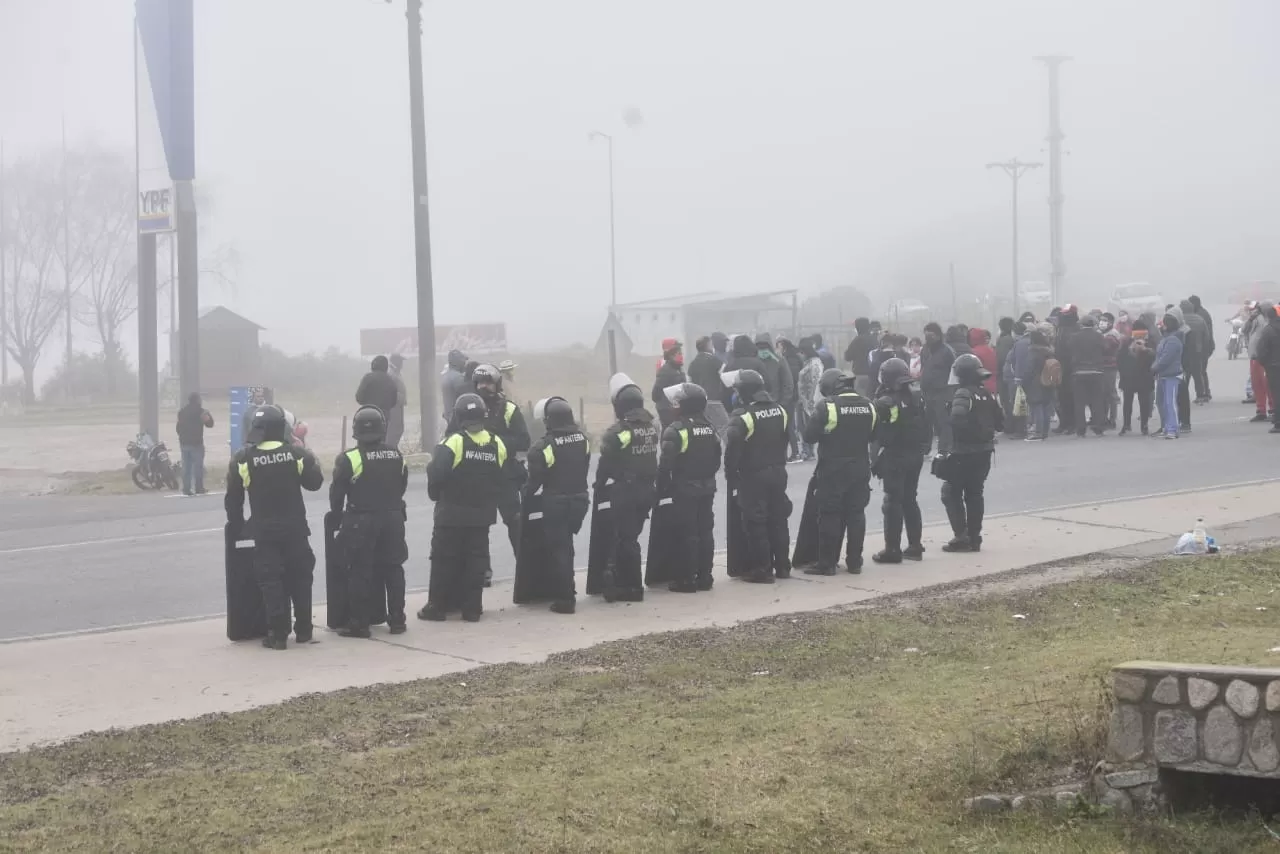 RUTA 307. Policías esperan instrucciones de la Justicia en el acceso a El Mollar.