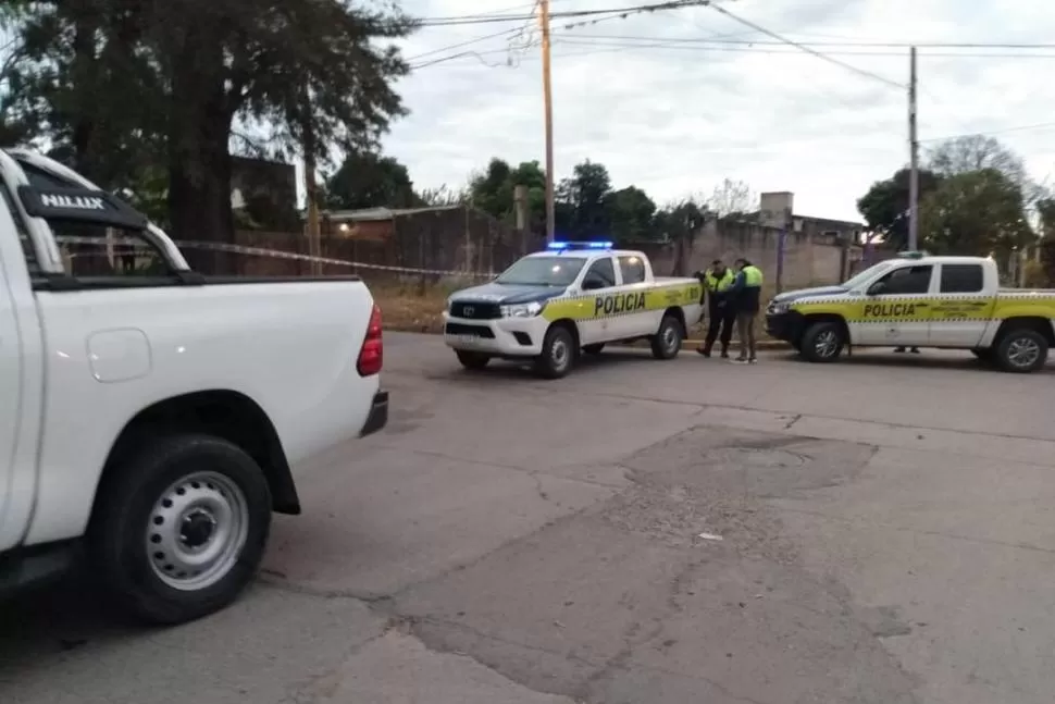 MARCIAL IMBAUD, PRIMERA CUADRA. La presencia de policías alertó a los vecinos del hecho de inseguridad. 