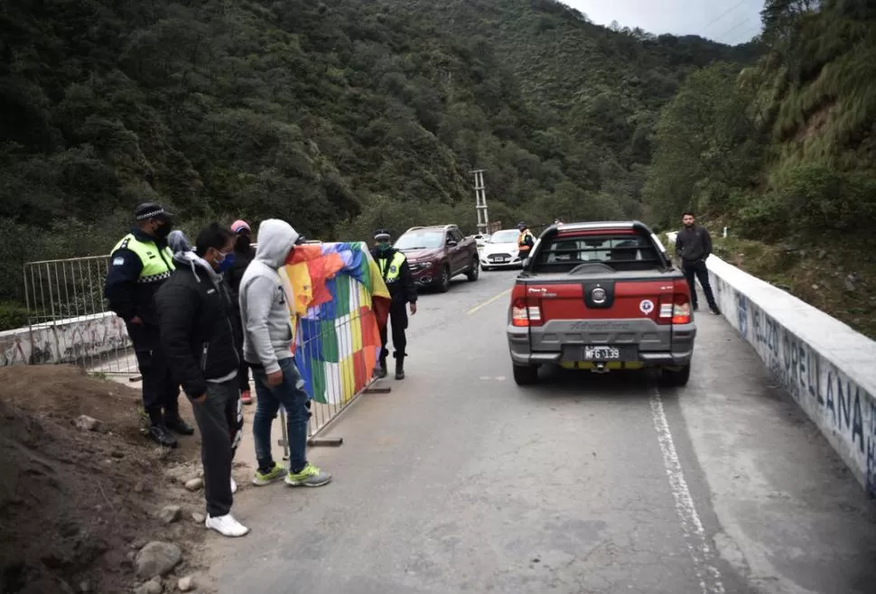 EL KILÓMETRO 48 DE LA 307 AYER. Comuneros y policías controlan la circulación, ya sin la presencia de Mamaní. la gaceta / foto de osvaldo ripoll