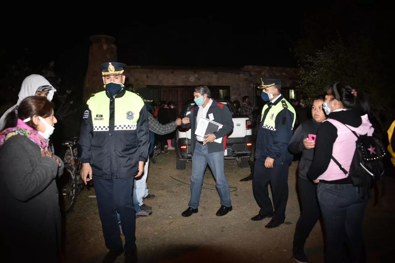 Maley saluda a uno de los presentes tras la reunión en los Valles. LA GACETA/FOTO DE OSVALDO RIPOLL