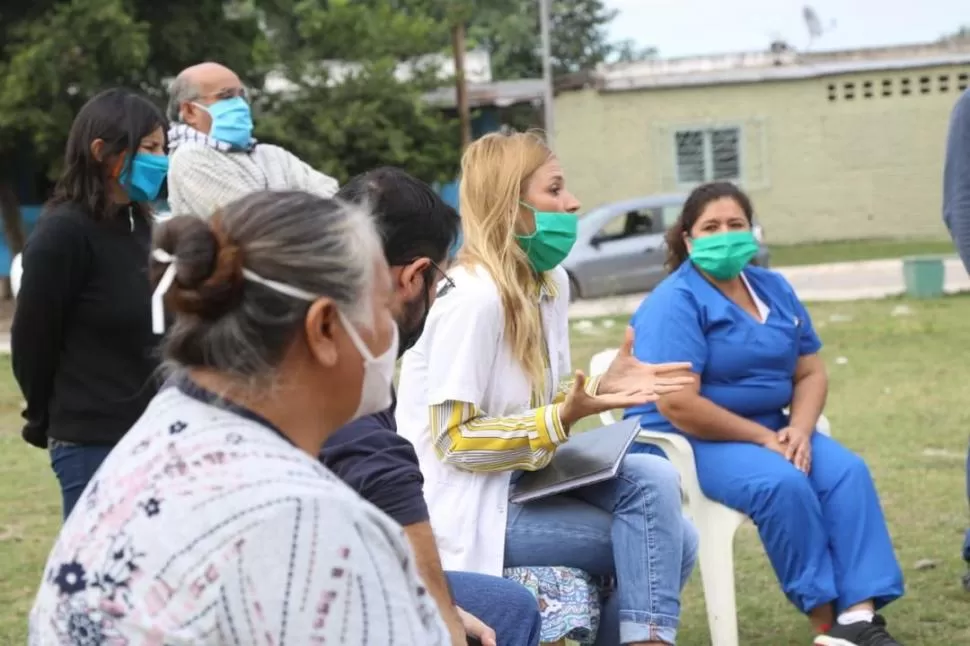 CHARLA. Vecinas del barrio escuchan a representantes del CAPS explicando las medidas frente a casos de dengue. 