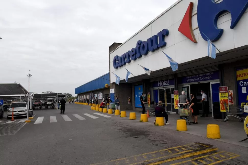 CON DISTANCIA SOCIAL. En la entrada a este supermercado, los clientes realizaron una extensa fila.