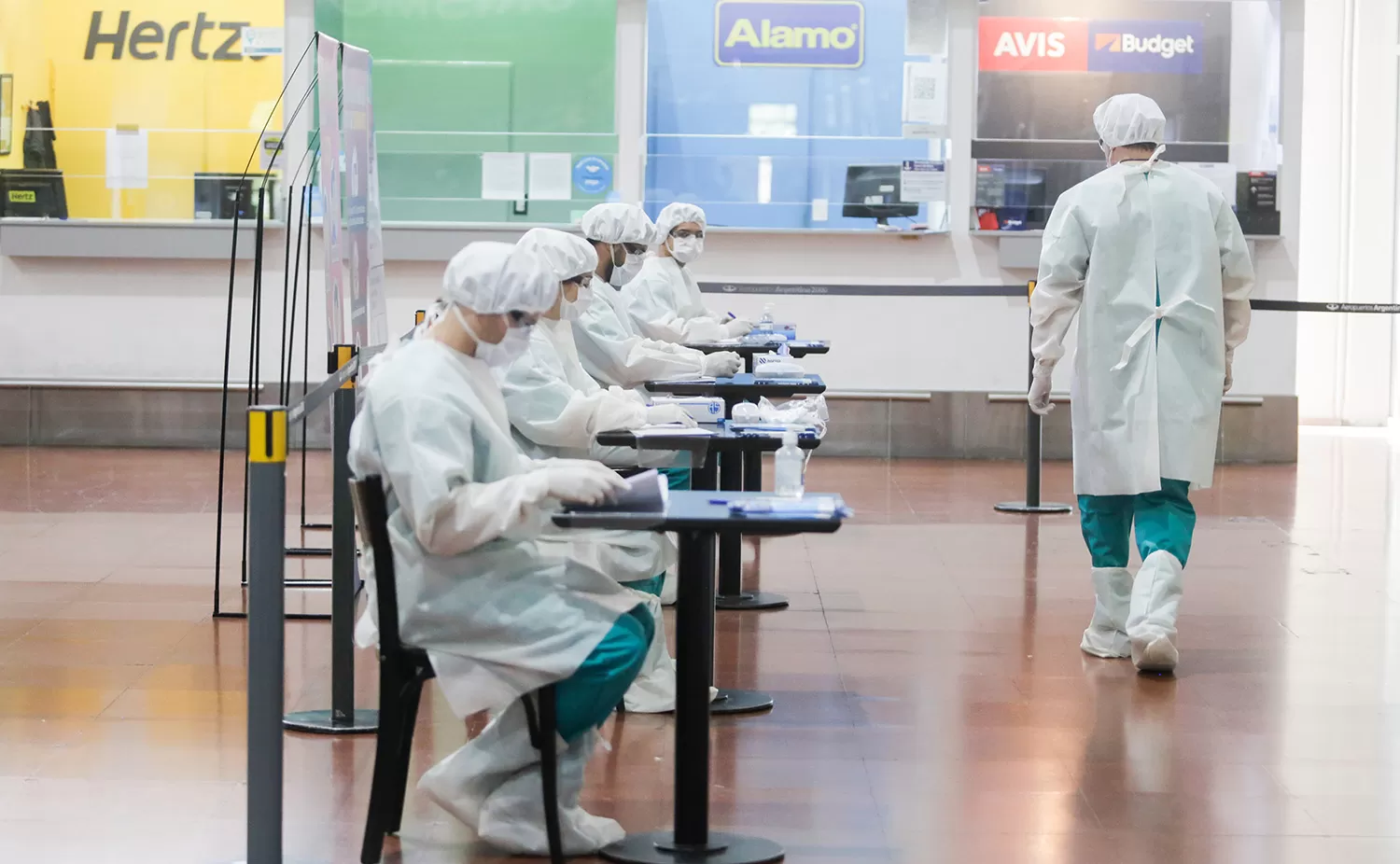 A principio de abril, las autoridades sanitarias implementaron controles en el aeropuerto. TÉLAM 