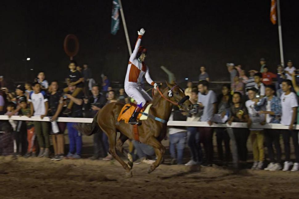 ¿SE DISPUTARÁ EL “BATALLA” EN 2020? Teenek, con Osvaldo “Fleco” Alderete en su montura, ganó la última edición del Gran Premio. 