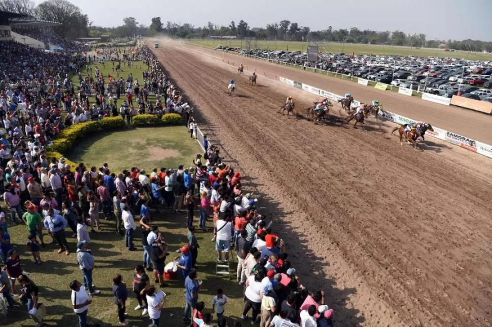 SERÁ DIFÍCIL REPETIR ESTA POSTAL EN EL CORTO PLAZO EN EL HIPÓDROMO TUCUMANO. Casi 30.000 personas disfrutaron de la jornada que se llevó a cabo el 24 de septiembre del año pasado en el circo hípico de avenida Irineo Leguisamo. la gaceta / fotos de diego aráoz - juan pablo sánchez noli