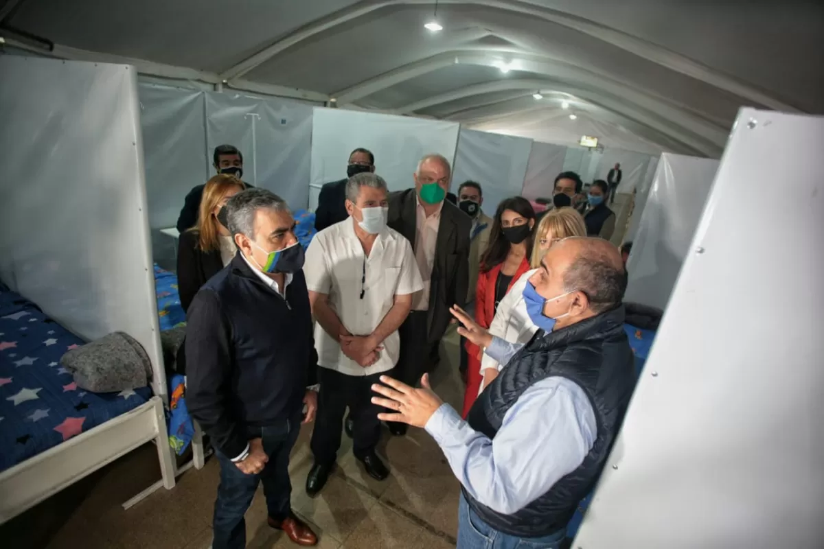 RECORRIDO. Manzur y Alfaro, en el complejo Ledesma.