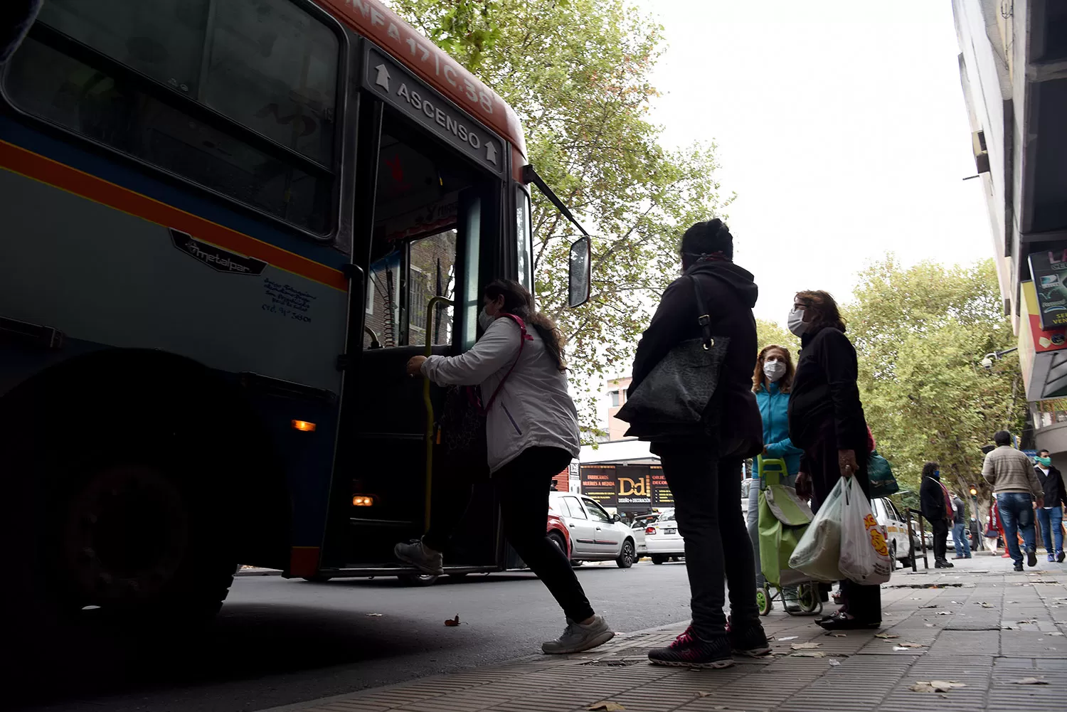 En las calles tucumanas se ve cada vez más movimiento. LA GACETA/FOTO DE JOSÉ NUNO