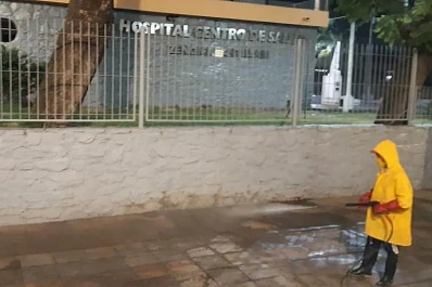 Desinfectan veredas en sanatorios y en calles céntricas