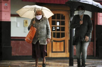 Confirmaron dos nuevas muertes y que el 30% de los infectados superó la covid-19