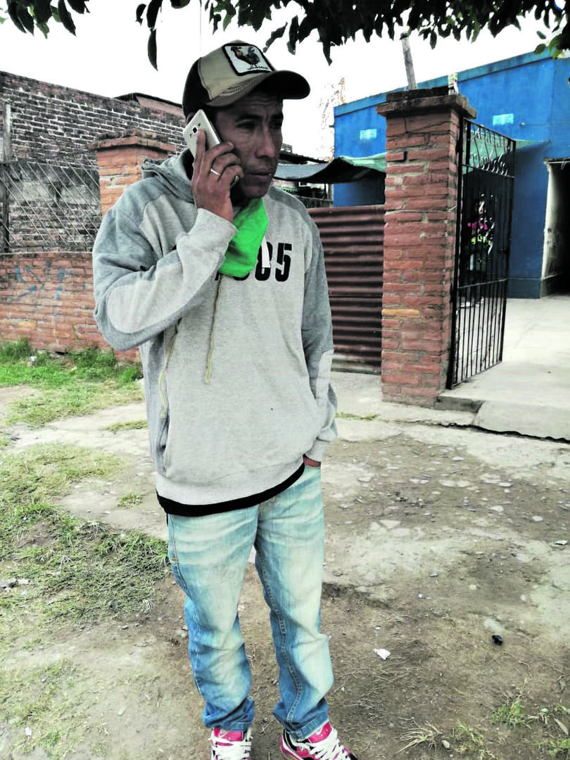 PESAR. Juan Carlos Sánchez habla por teléfono afuera de su casa. 