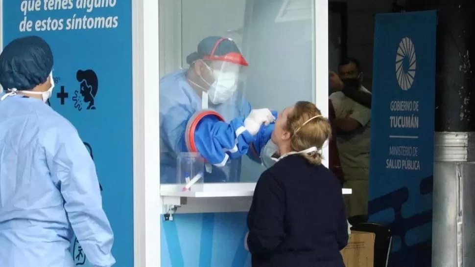EN LA TERMINAL. Antes de regresar a sus hogares, los pasajeros debieron someterse a la toma de muestras. imagen captura de video  