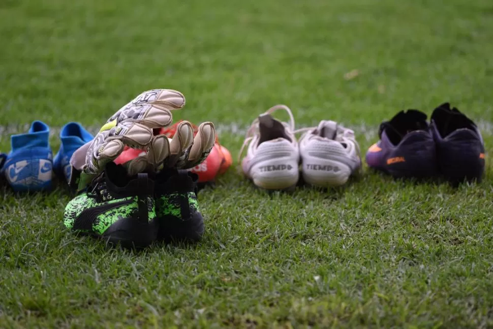 POR AHORA, EN REPOSO. Botines y guantes de jugadores de Atlético, descansan durante un entrenamiento. Hasta diciembre, seguiría en esas condiciones. la gaceta / foto de diego aráoz  