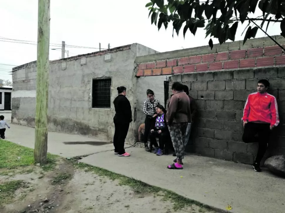 DOLOR. Familiares consuelan a Lidia Carbo, quien llora la violenta muerte de su hijo Jonathan Costilla.  