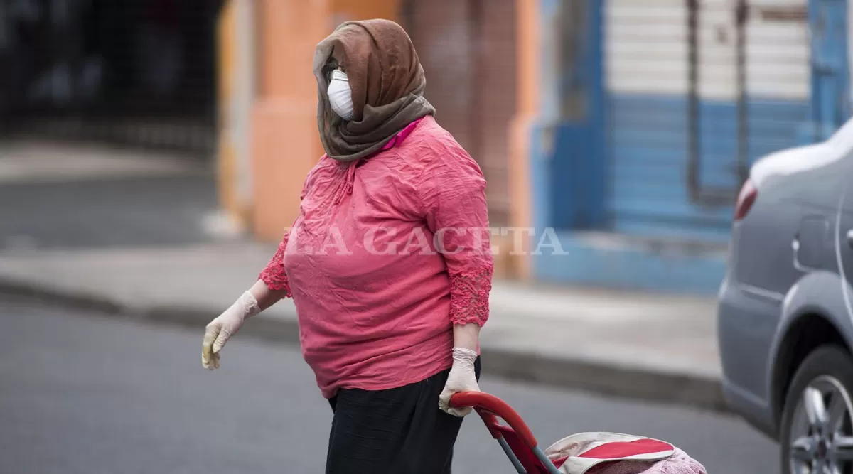 PREVENCIÓN. Se volvió usual ver a personas transitando por las calles utilizando barbijos.