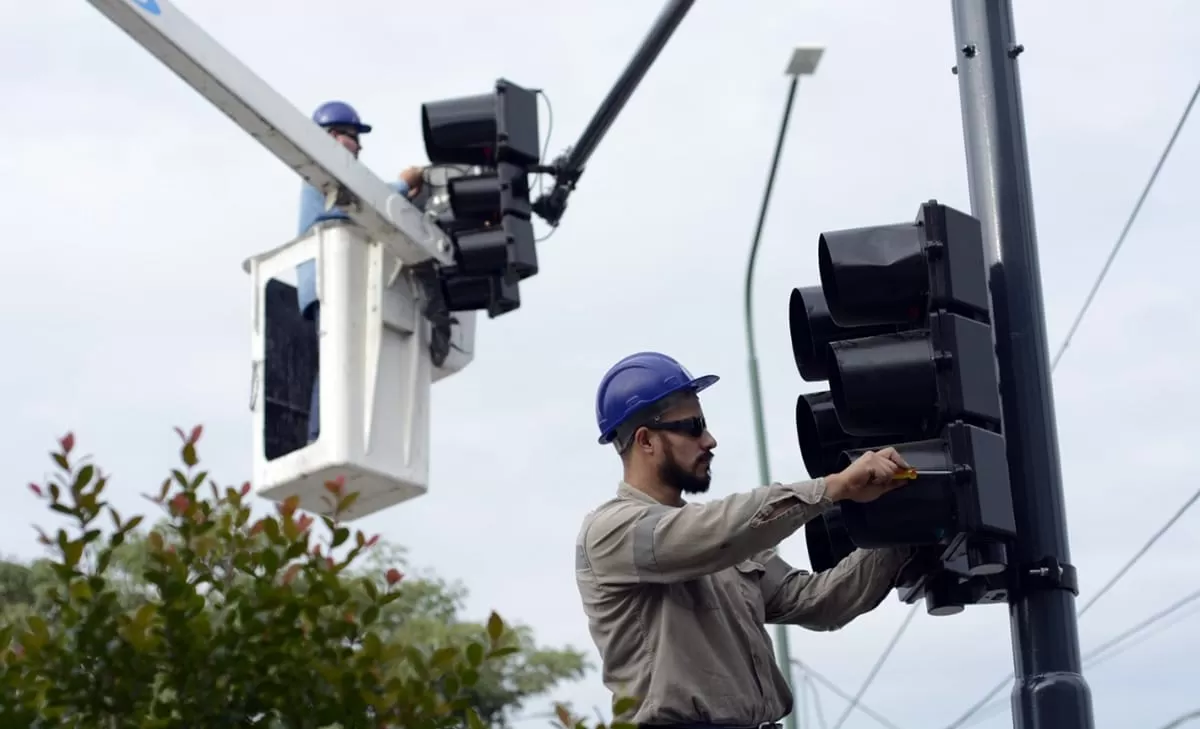 ÚLTIMOS DETALLES. Operarios trabajan en los semáforos de Aconquija y Solano Vera.