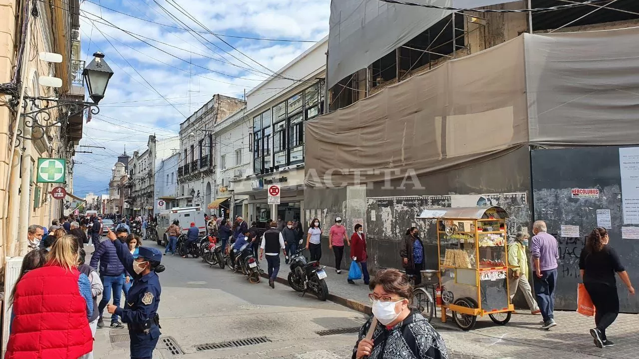 OTRO RITMO. Las autoridades desalentaron a los salteños a salir masivamente a las calles del microcentro.