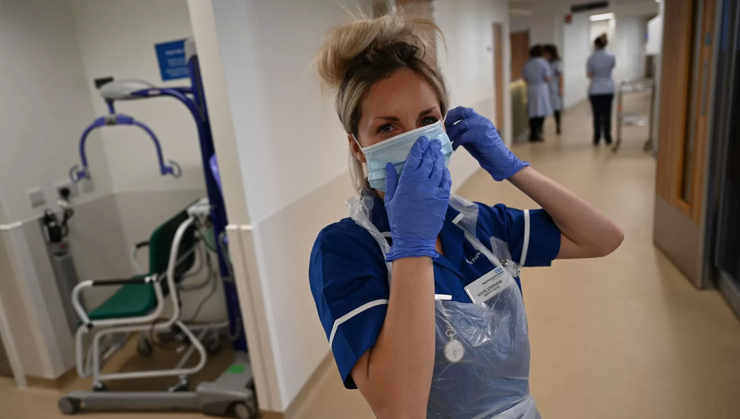 EN LA LUCHA DIARIA. Una enfermera se coloca el barbijo, en un centro médico de Cambridge, en Inglaterra. 