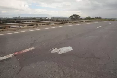 Tragedia en la avenida de Circunvalación: lo habrían hecho caer de la moto para robarle