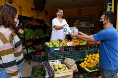 Una “cadena de favores” lleva alimentos a precios de costo