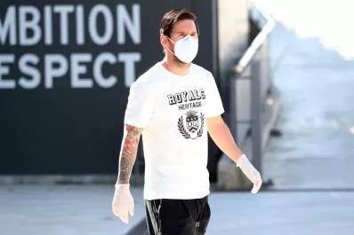 Con barbijo y guantes: después de 55 días, Messi volvió a la actividad en Barcelona