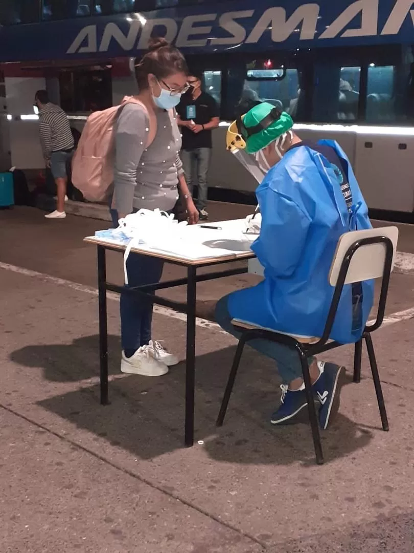 VIGILANCIA. Una viajera durante el control en la Términal de Ómnibus.  