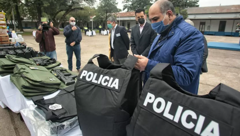 ADQUISICIÓN. Manzur destacó la calidad de los elementos que compró el Gobierno para la Policía.