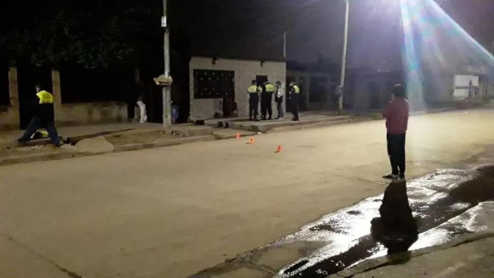 ESCENA. Los policías trabajando en Olleros al 600, donde produjo el hecho.  