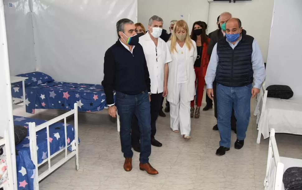 RECORRIDA. Alfaro guía a Manzur y a la ministra de Salud, Rossana Chahla, a través de las cuatro salas con camas habilitadas en el complejo Ledesma. prenda municipalidad de smt