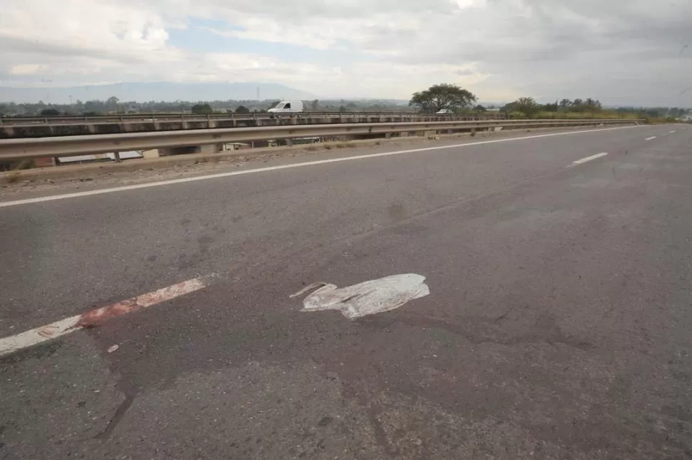 CRUENTA ESCENA. Ya son varios los homicidios registrados en la avenida de Circunvalación en los últimos años. la gaceta / foto de antonio ferroni