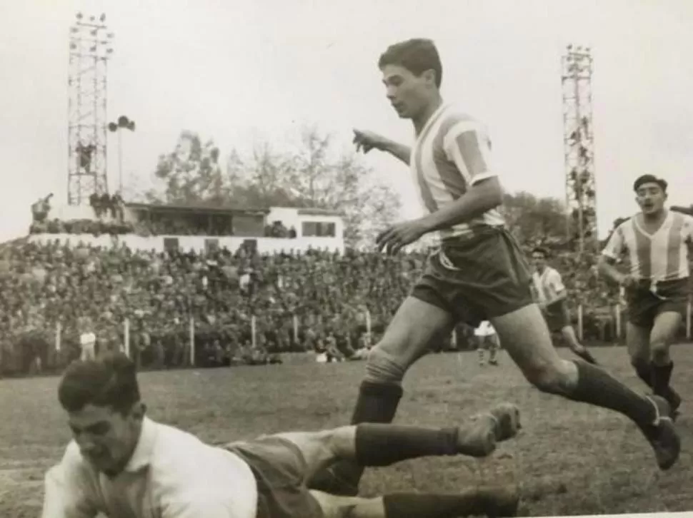 POSTALES. Arriba, Ginel jugando para Atlético. Abajo, su carnet de atleta olímpico en Roma 1960. 