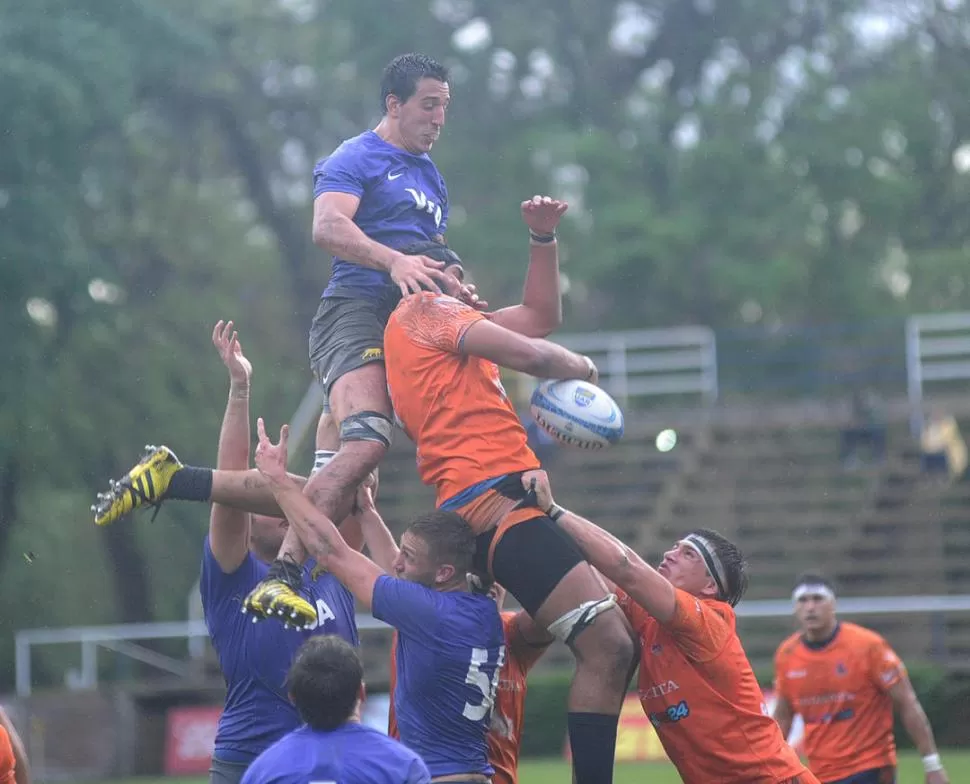 ESPORÁDICO. El doble amistoso contra Pumitas en Lawn Tennis, en noviembre, fue la última presentación de los “Naranjas”. la gaceta / foto de héctor peralta