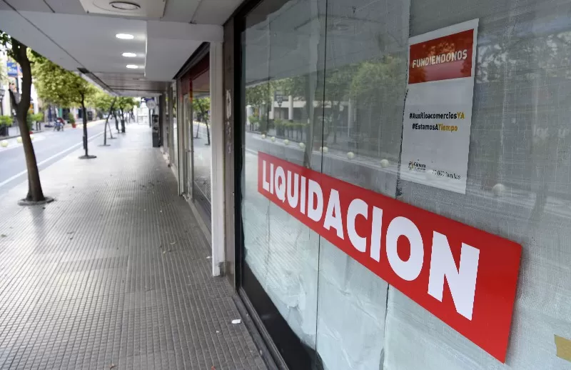 MICROCENTRO. Las vidrieras con el cartel de Fundiéndonos forman el paisaje actual del centro tucumano.