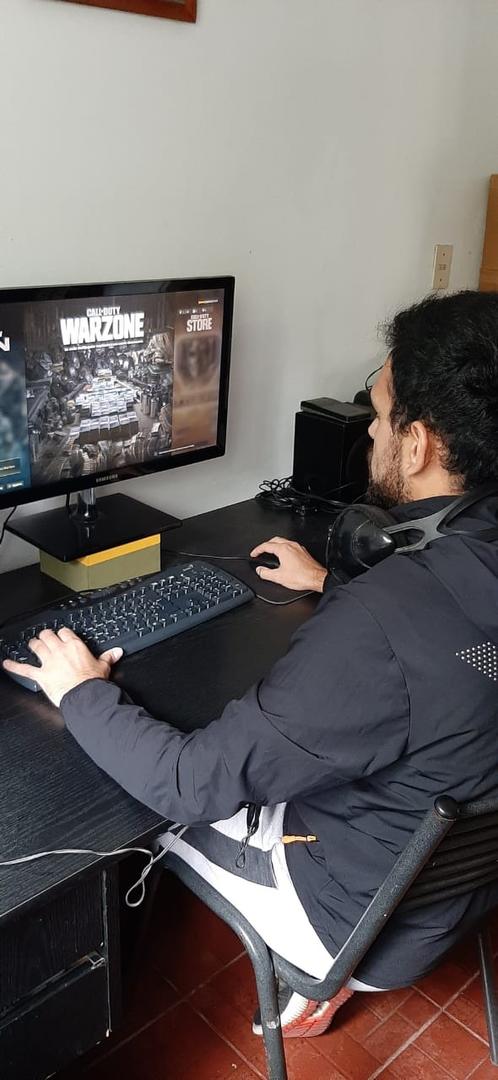 SANTIAGO BACA. Es uno de los que juega como pasatiempo. 