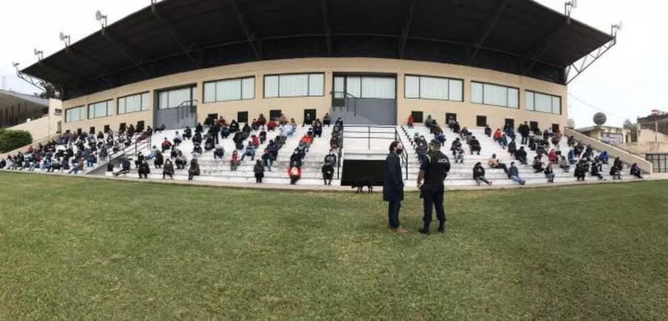 DISTANCIA SOCIAL. Salim dialoga con policías en la organización de los beneficiarios de la IFE en el Hipódromo. 