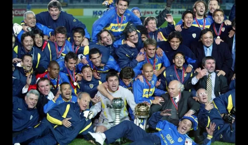 ¡QUÉ FELICIDAD! El plantel “xeneize” posa con la copa tras ganar por penales. 