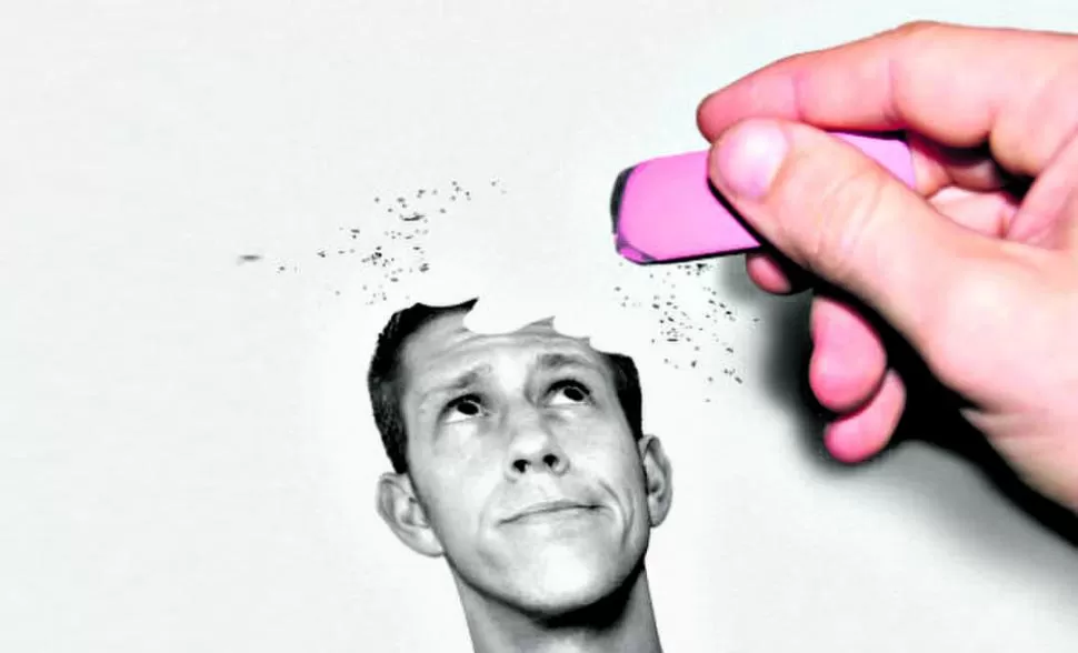 ADIÓS. Es común que, en vez de borrar al “ex”, archivemos los recuerdos. 