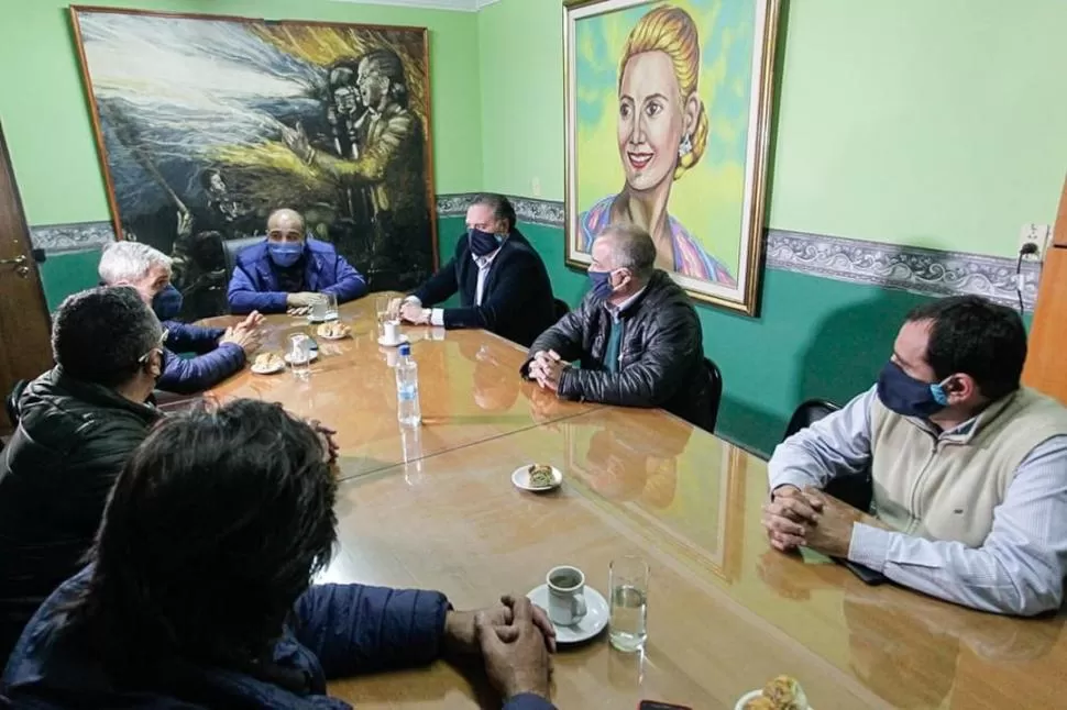 EN LAS TALITAS. Manzur, con intendentes, delegado comunal y técnicos. 