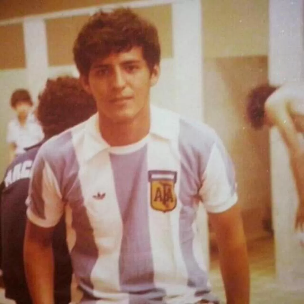 PURA FELICIDAD. Jacinto Roldán vistiendo la camiseta “albiceleste”. 