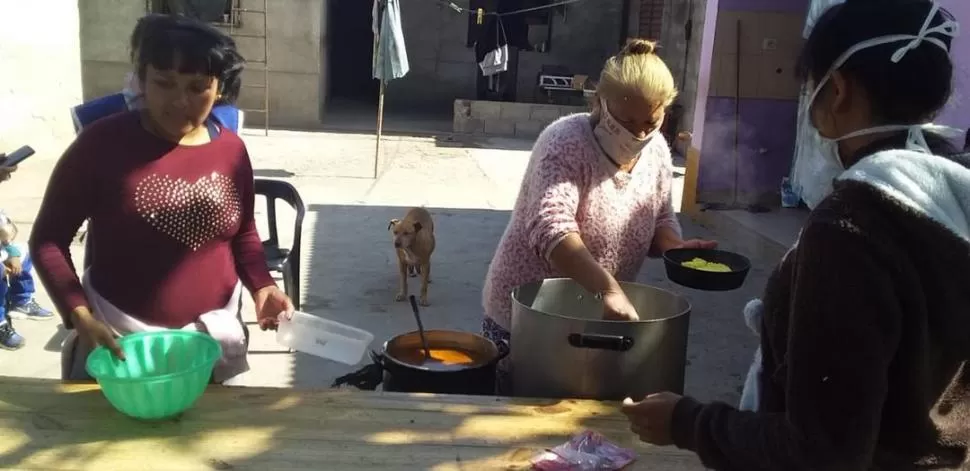 CON BARBIJO. En los comedores se adaptaron al reparto de viandas. 